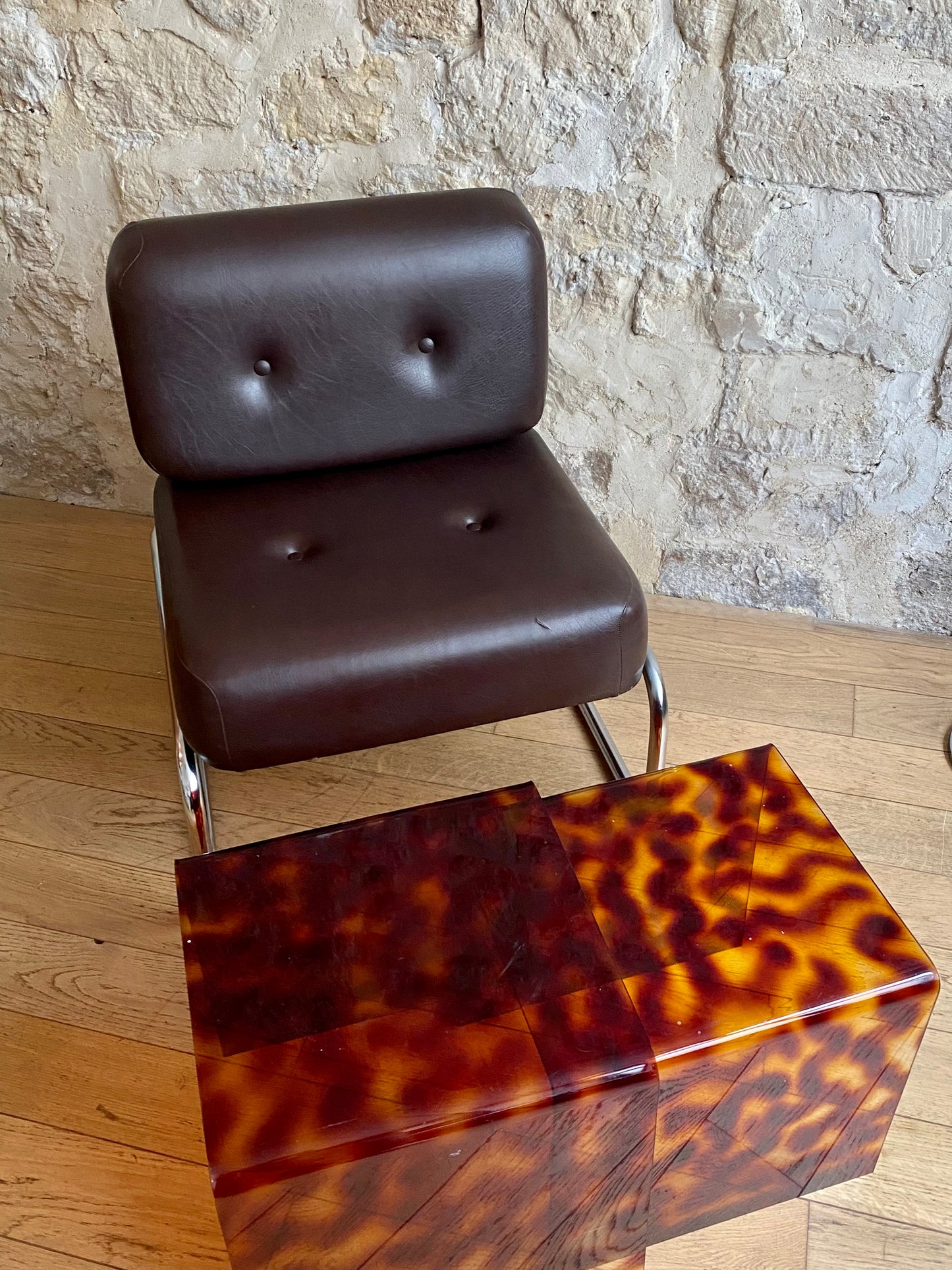 fauteuil en similicuir marron