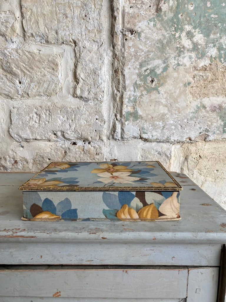 boîte en tissu bleu
