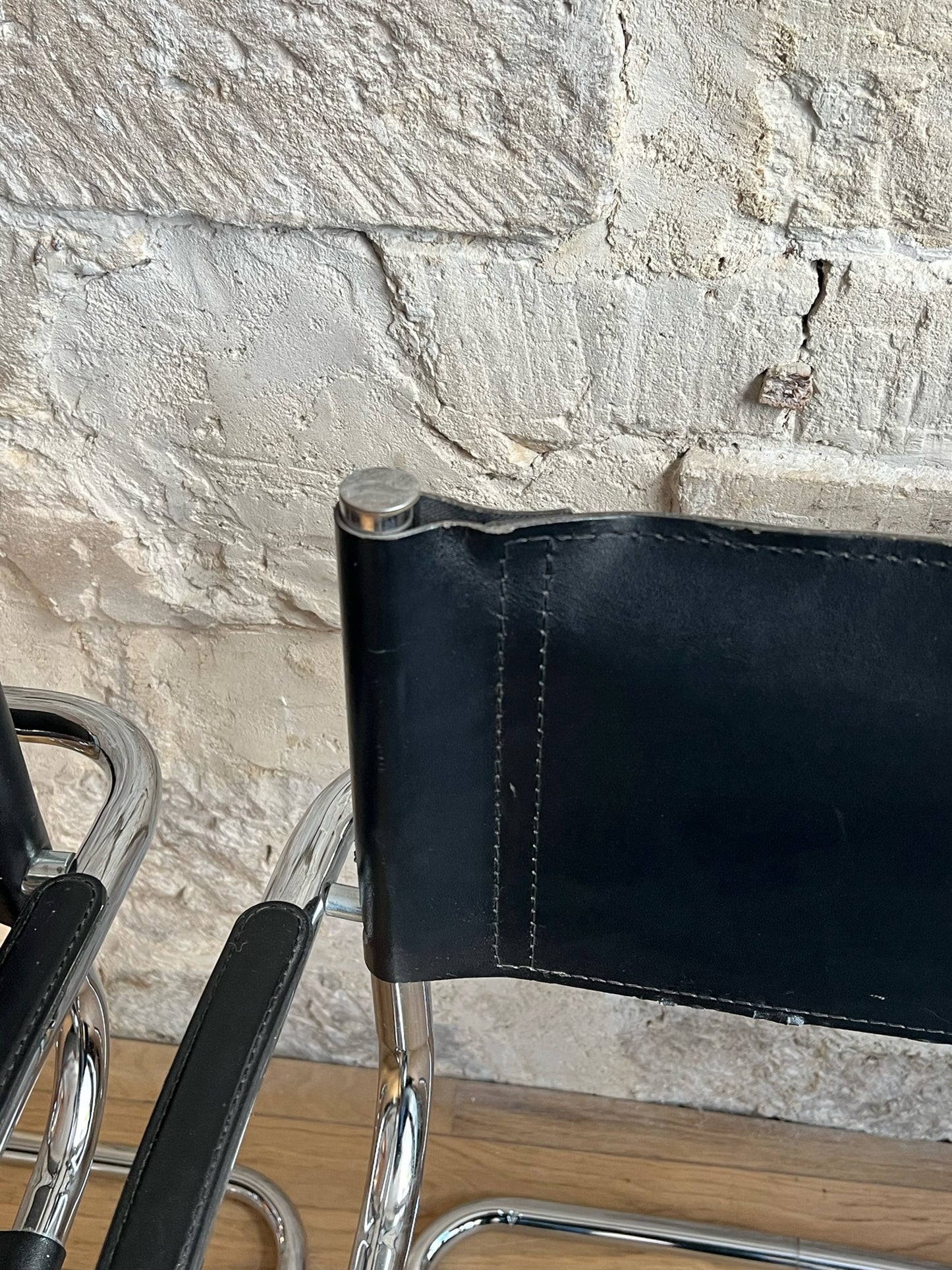 fauteuil en similicuir noir style Mart Stam
