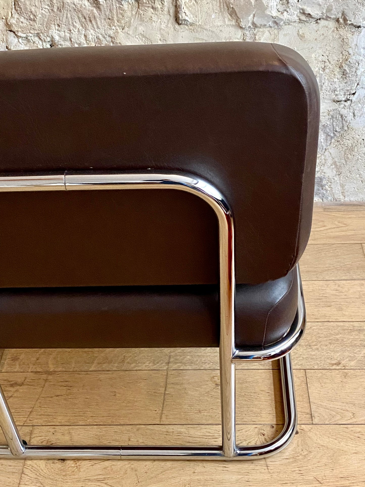 fauteuil en similicuir marron