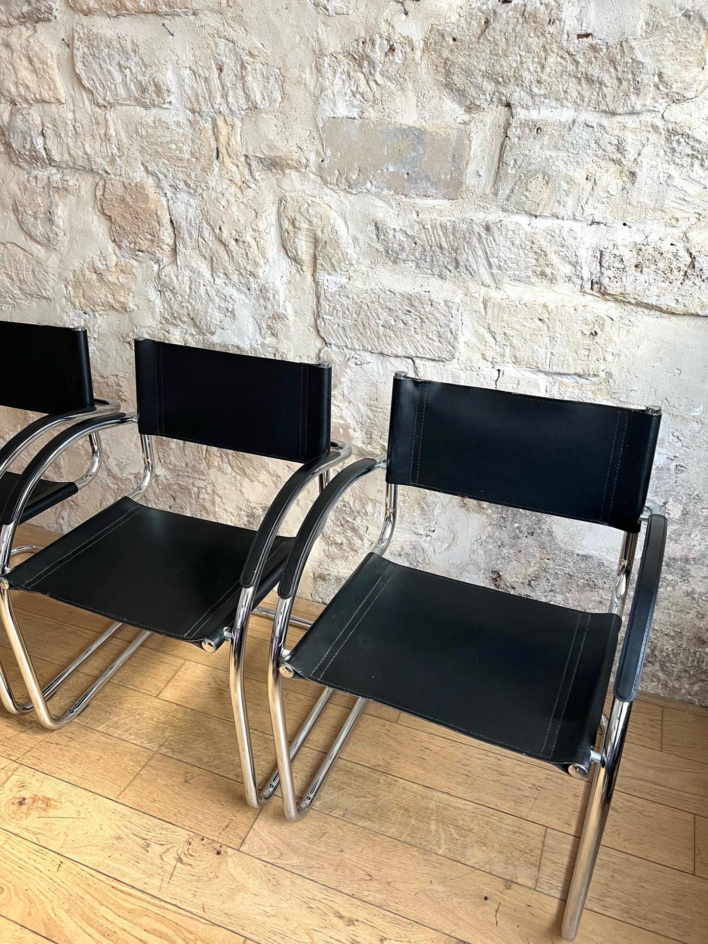 fauteuil en similicuir noir style Mart Stam