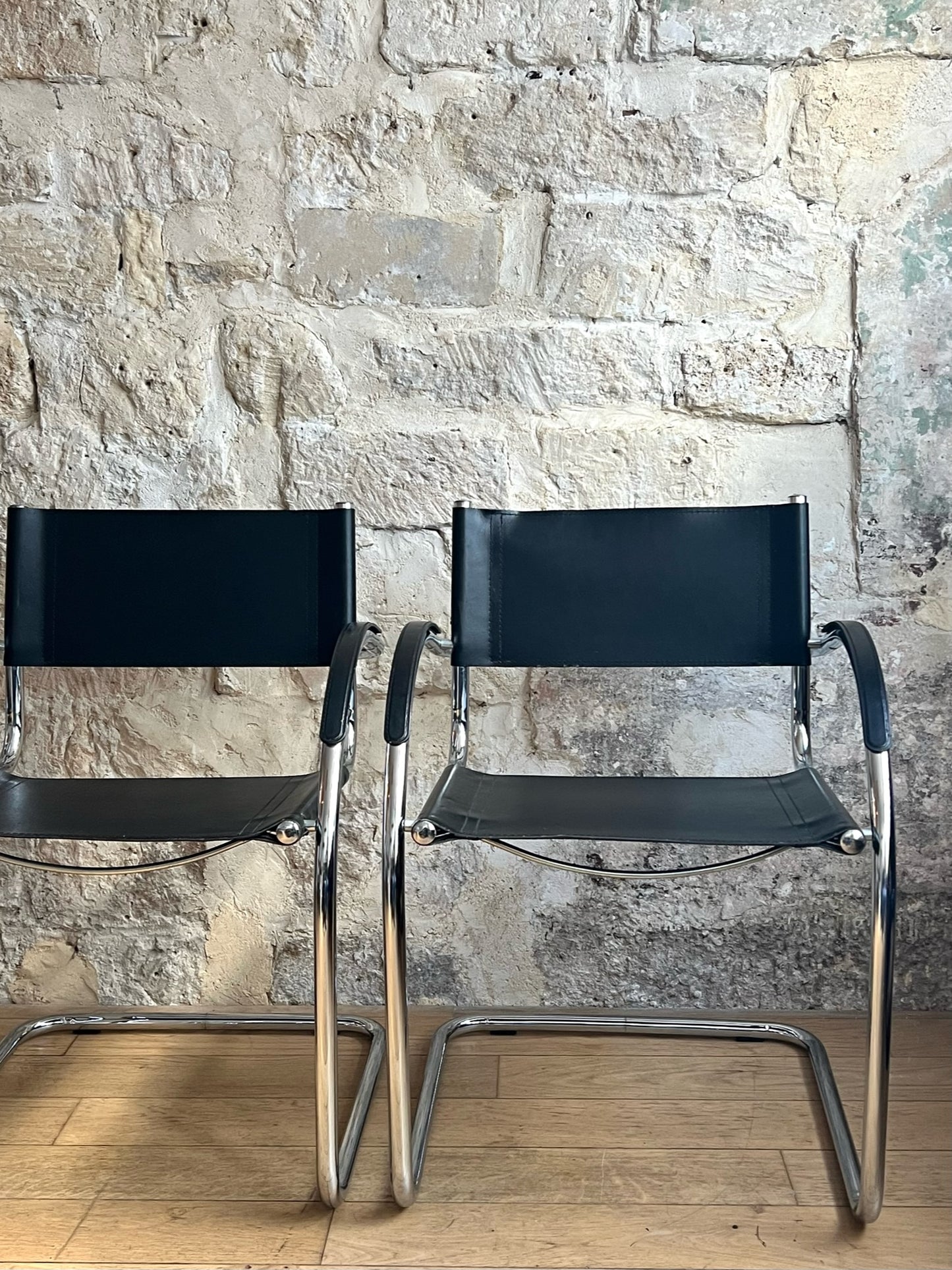 fauteuil en similicuir noir style Mart Stam