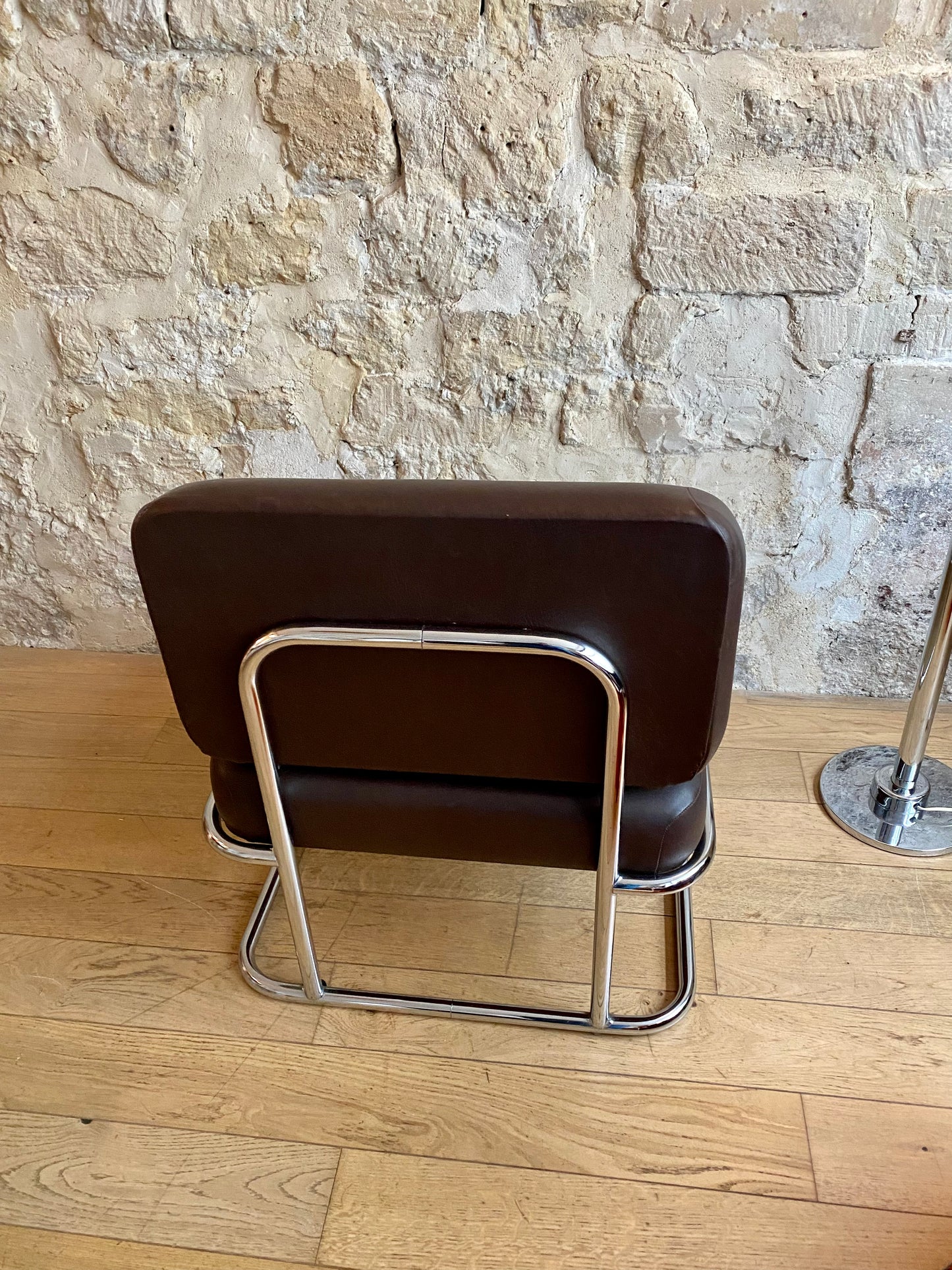 fauteuil en similicuir marron