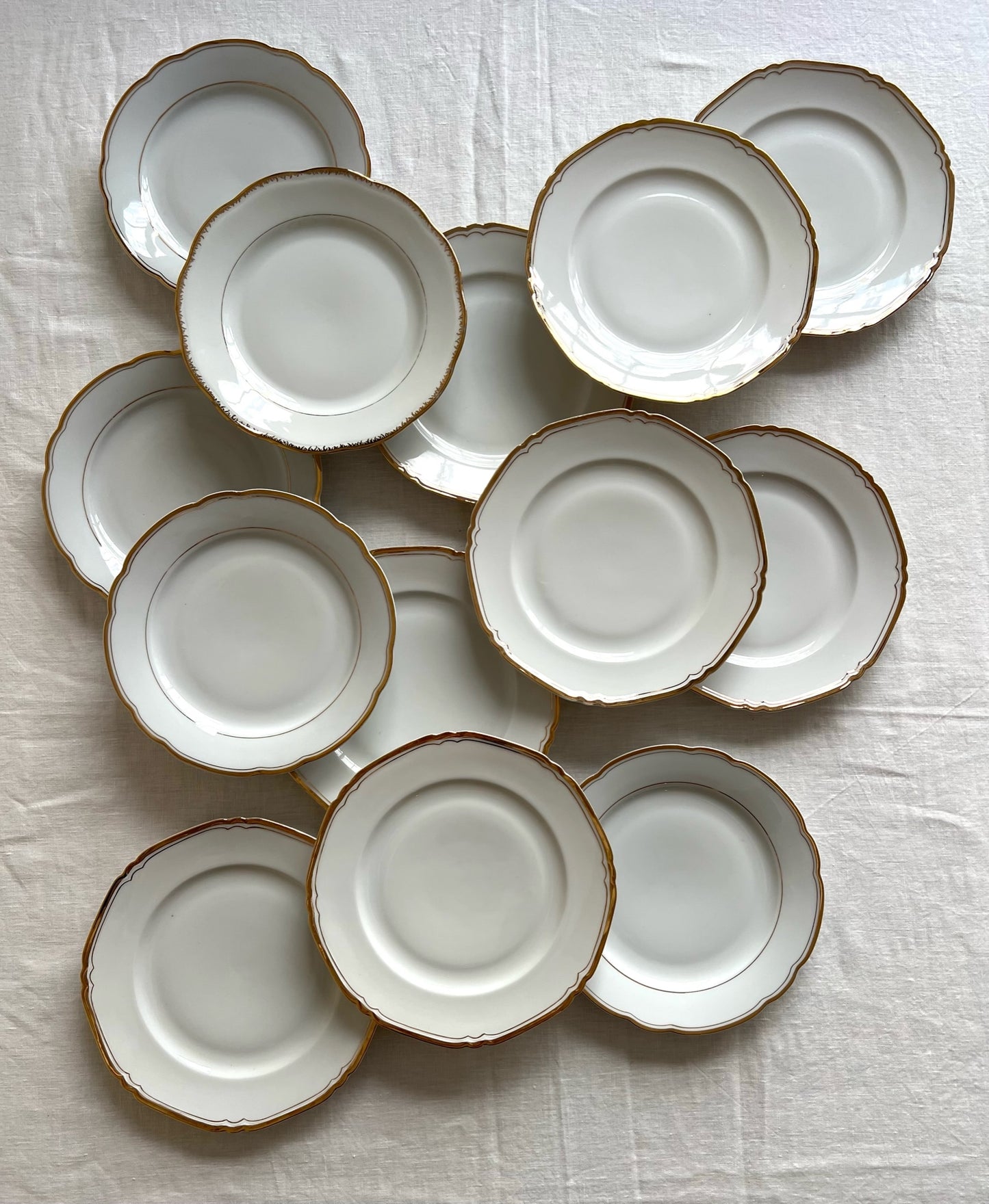 12 assiettes à dessert en porcelaine