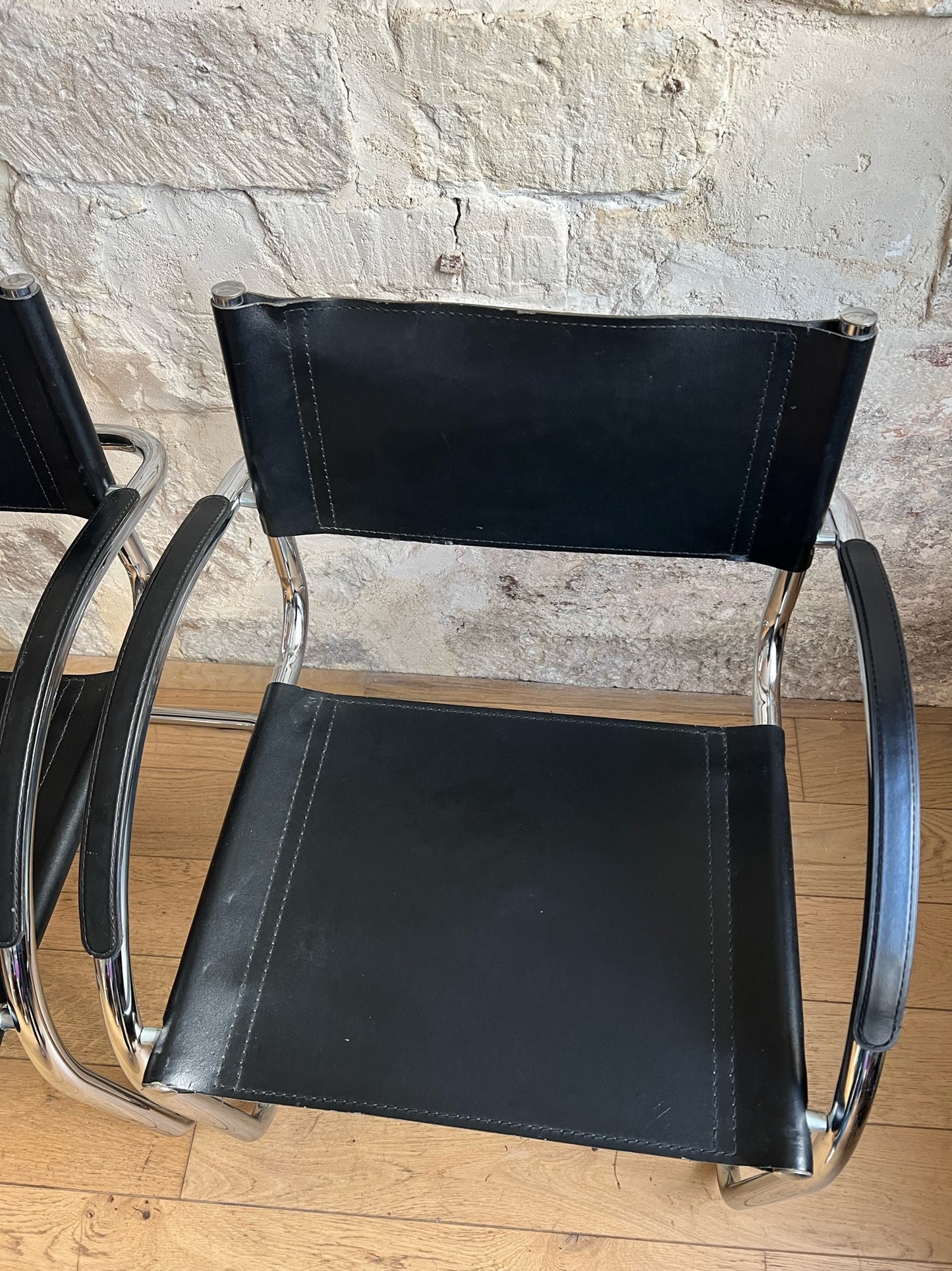 fauteuil en similicuir noir style Mart Stam