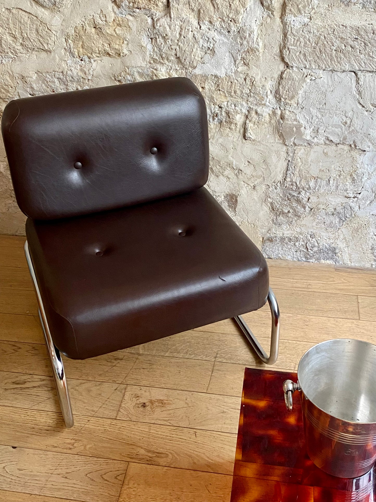 fauteuil en similicuir marron