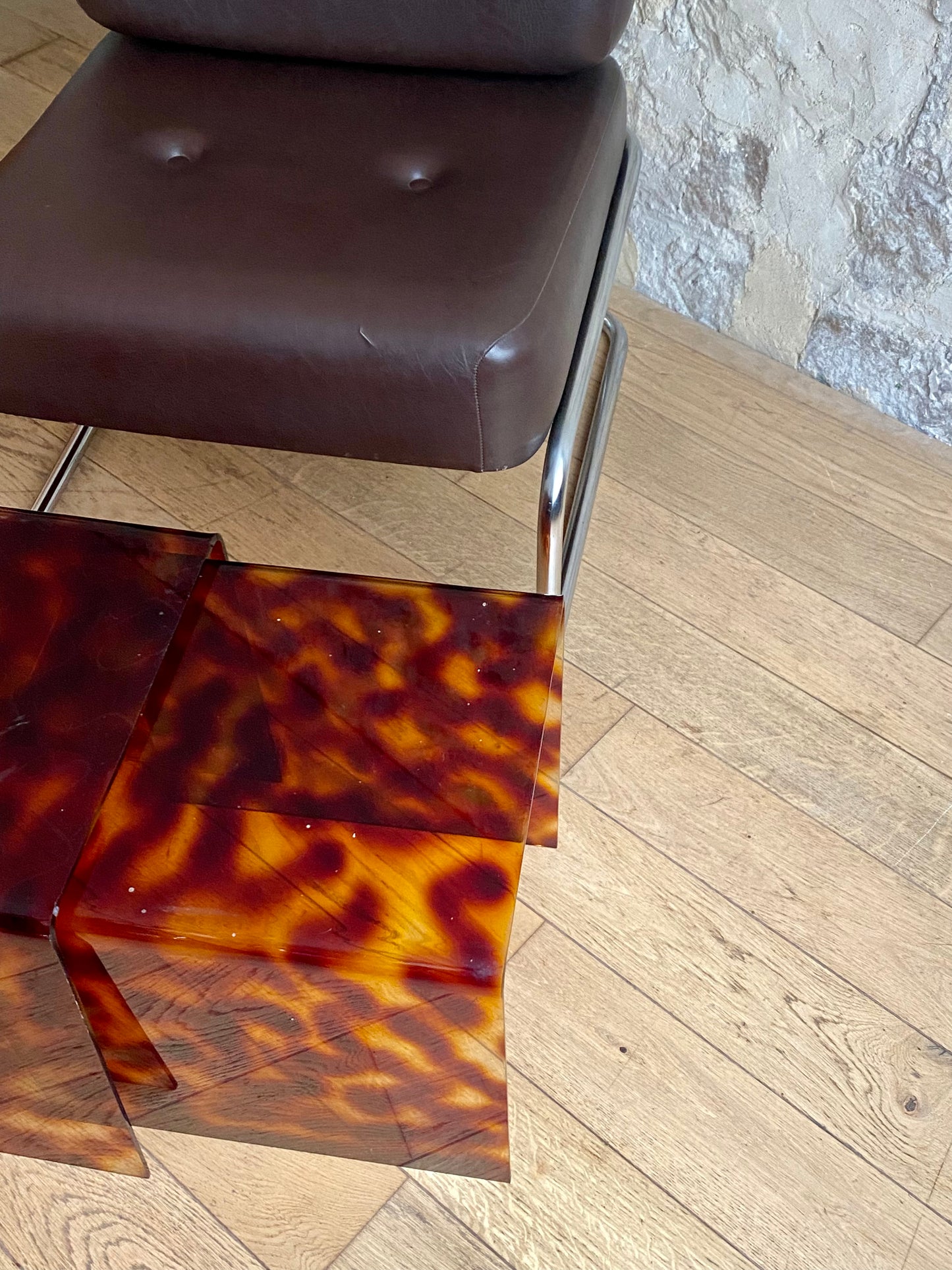 fauteuil en similicuir marron