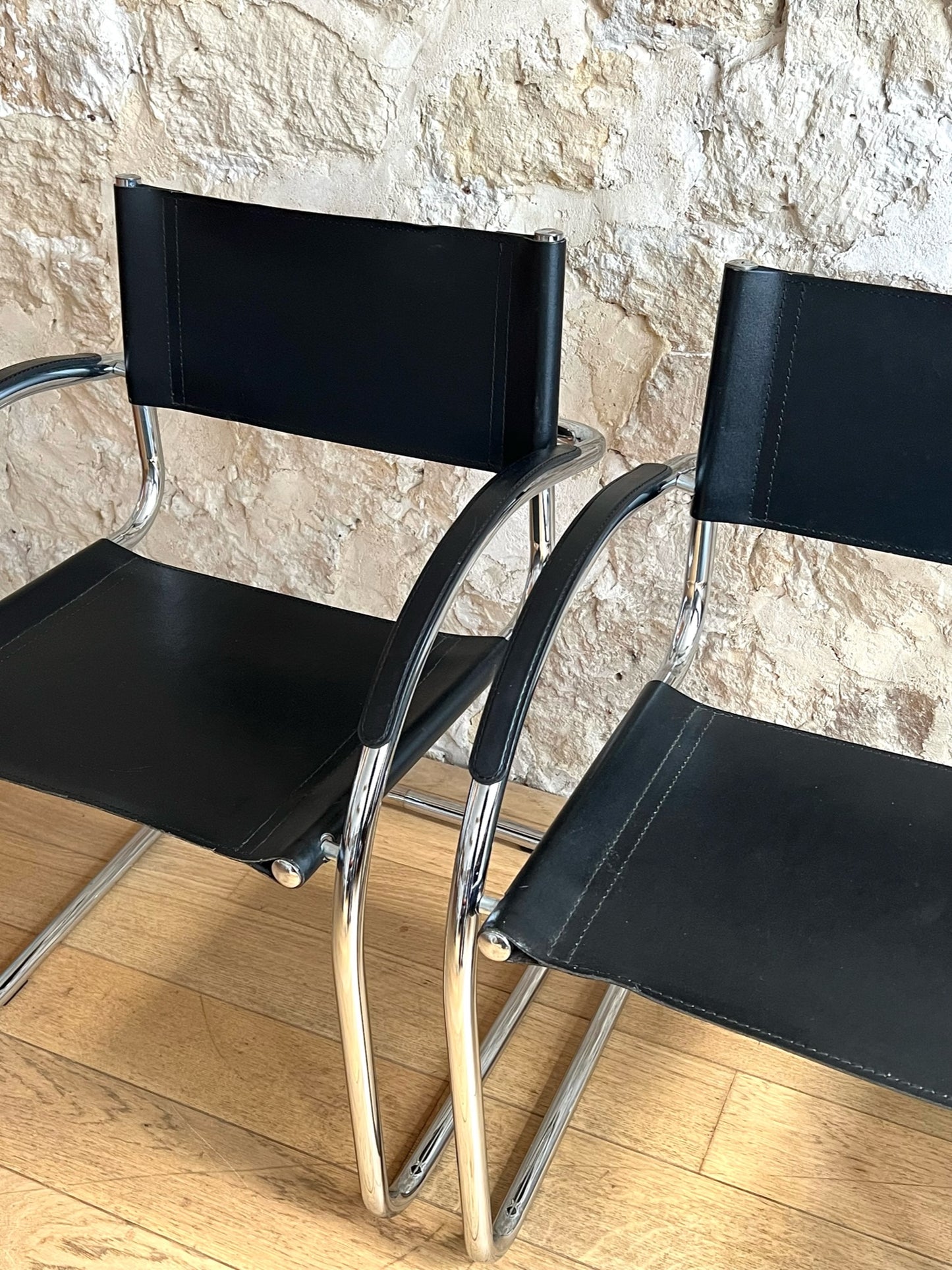 fauteuil en similicuir noir style Mart Stam