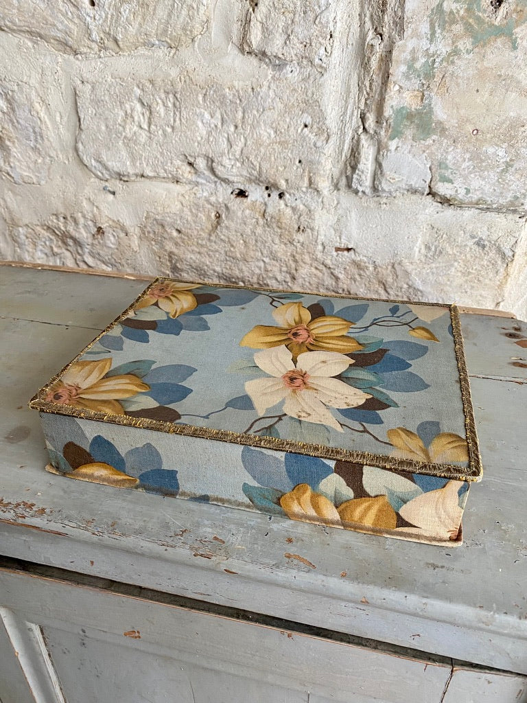 boîte en tissu bleu
