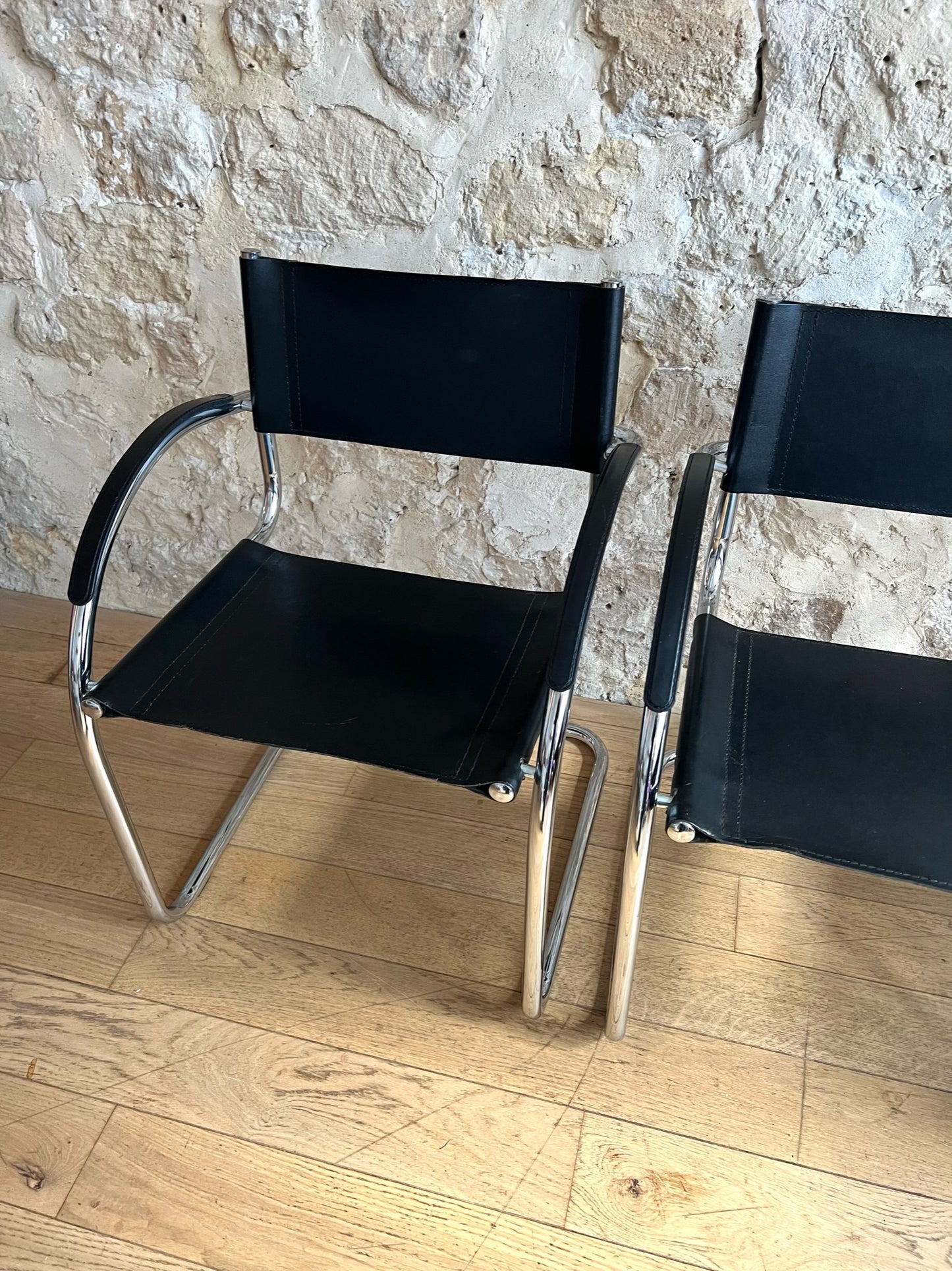 fauteuil en similicuir noir style Mart Stam