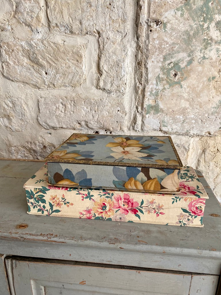 boîte en tissu bleu