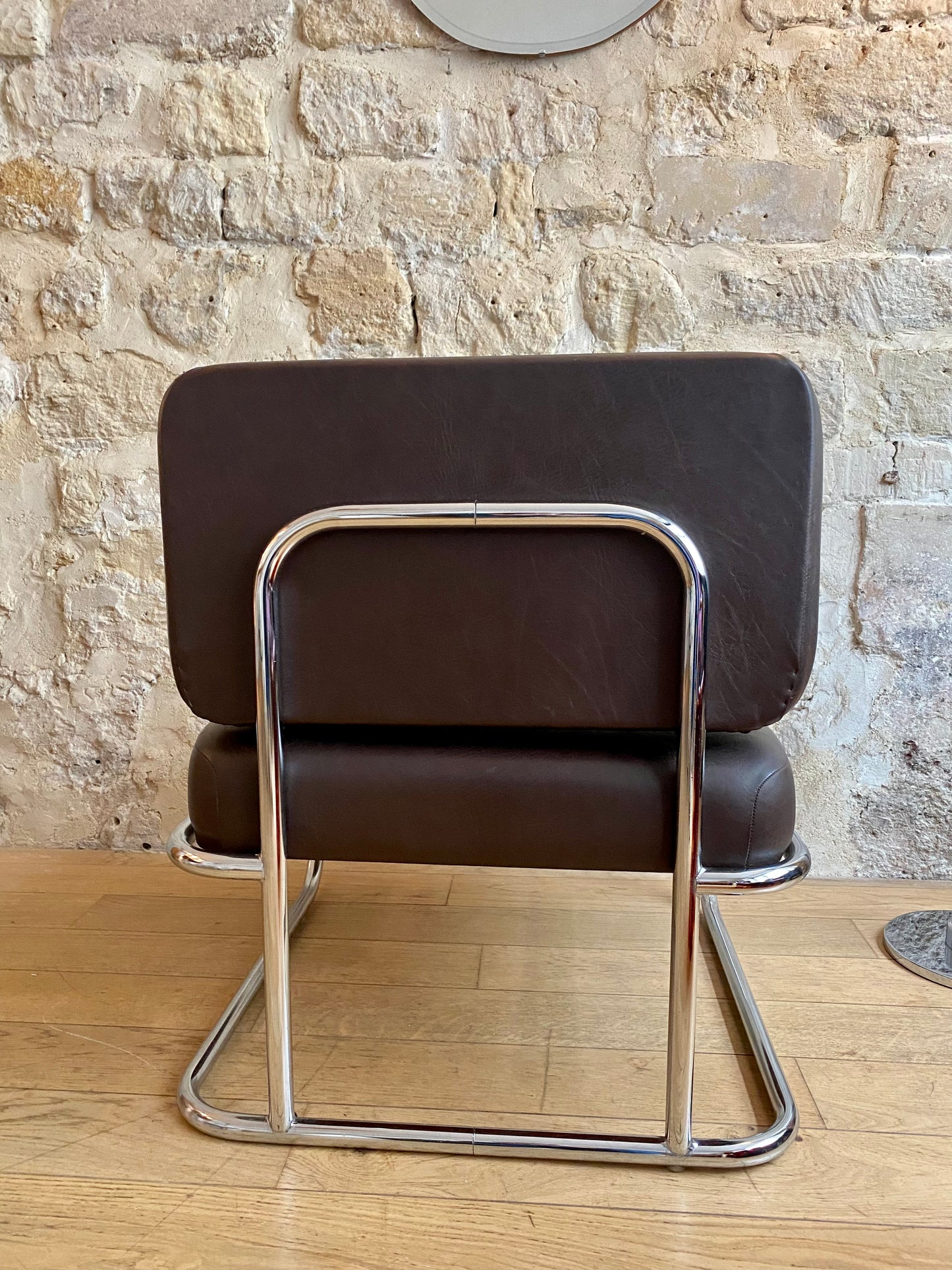 fauteuil en similicuir marron