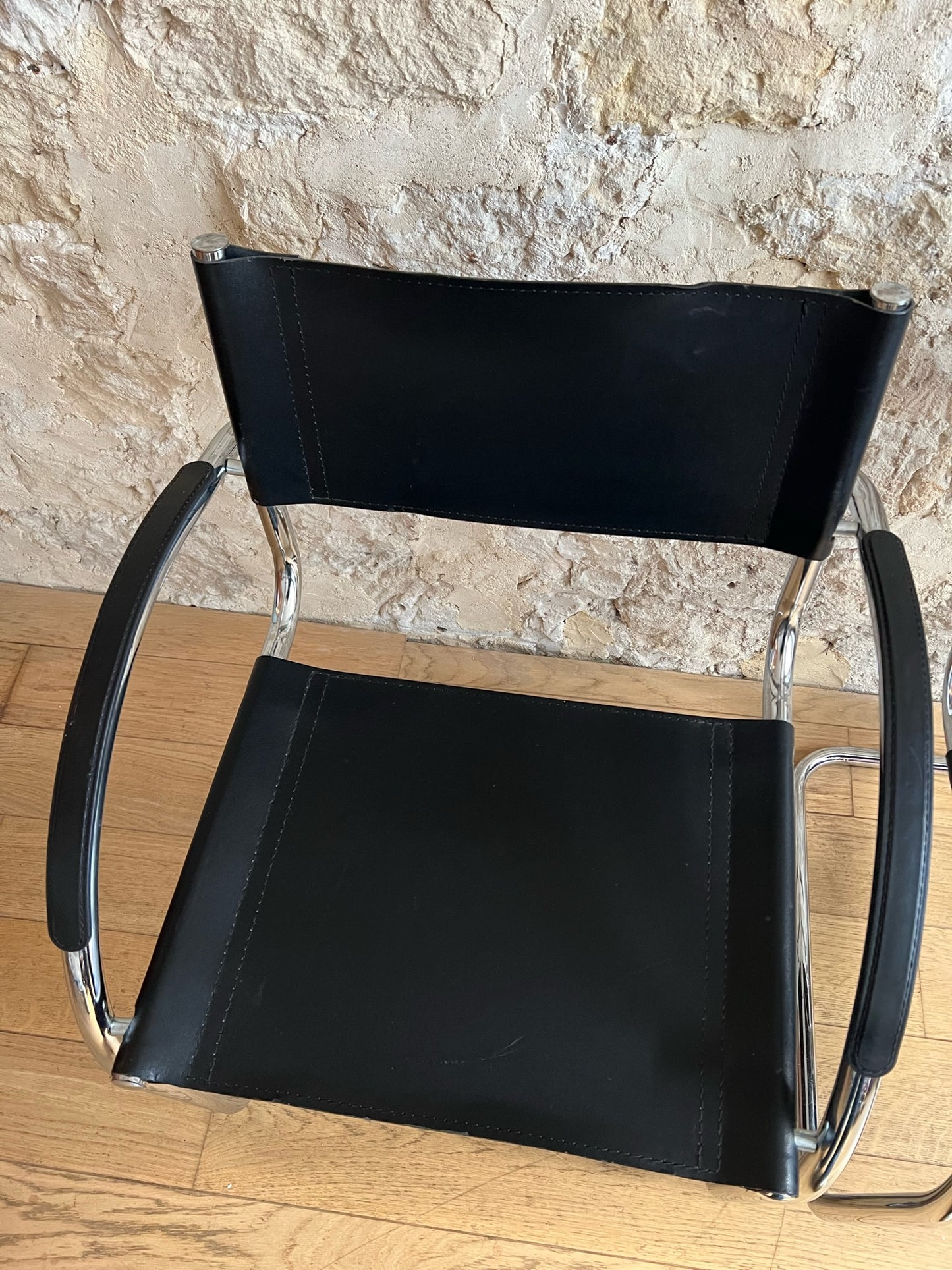 fauteuil en similicuir noir style Mart Stam