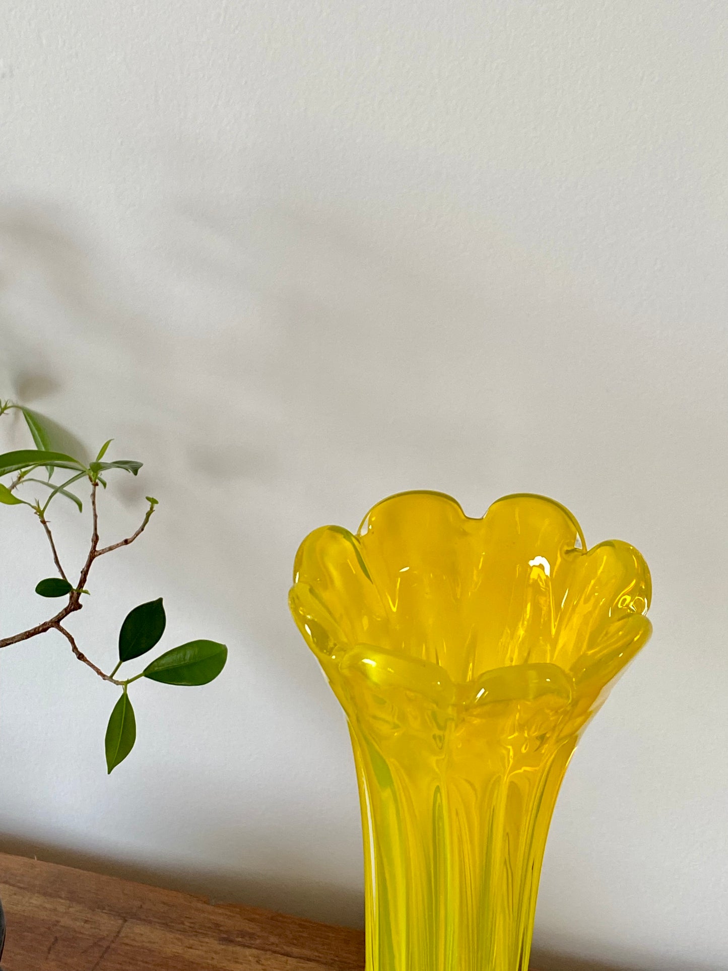 vase soliflore en verre jaune