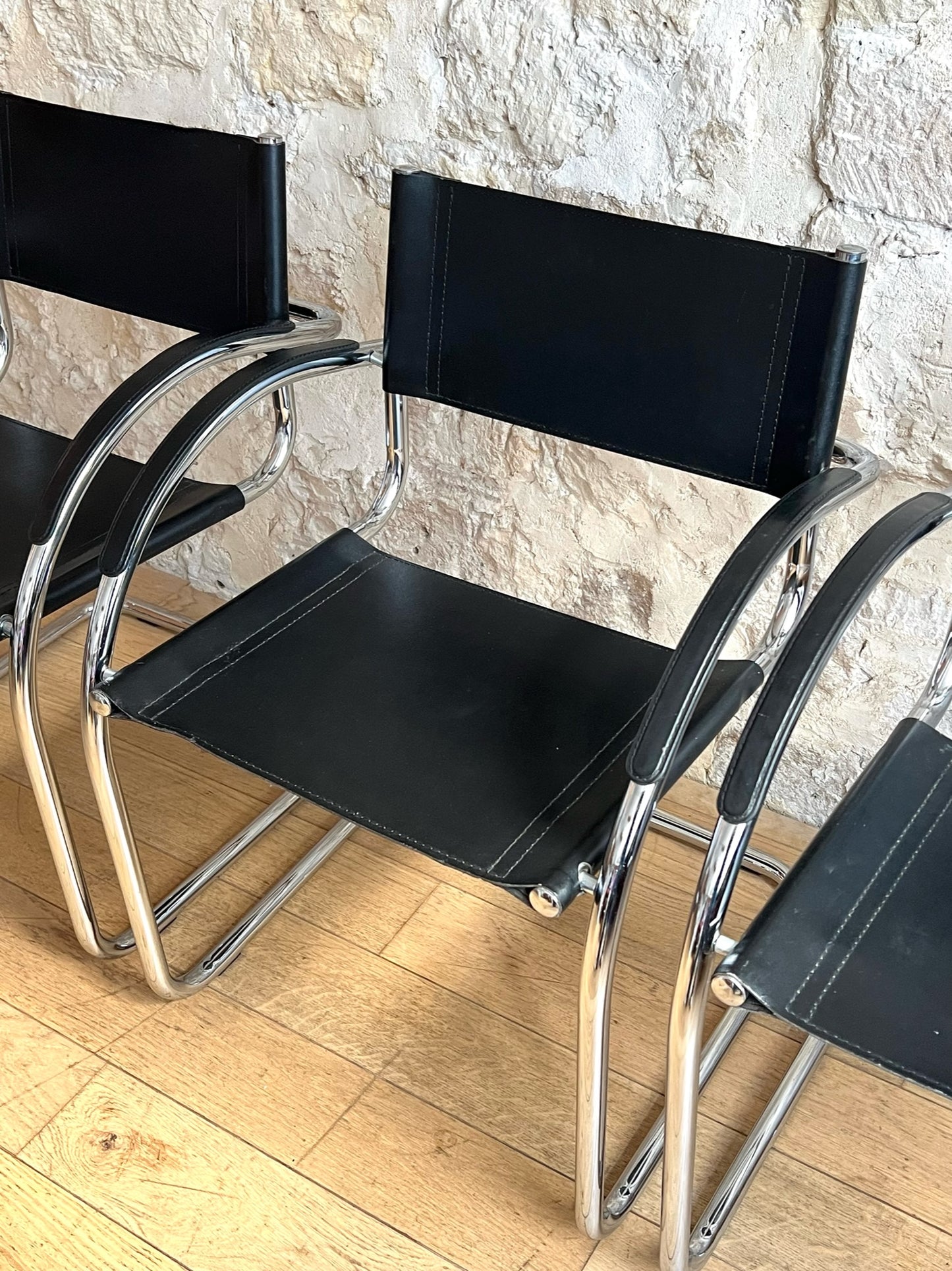 fauteuil en similicuir noir style Mart Stam
