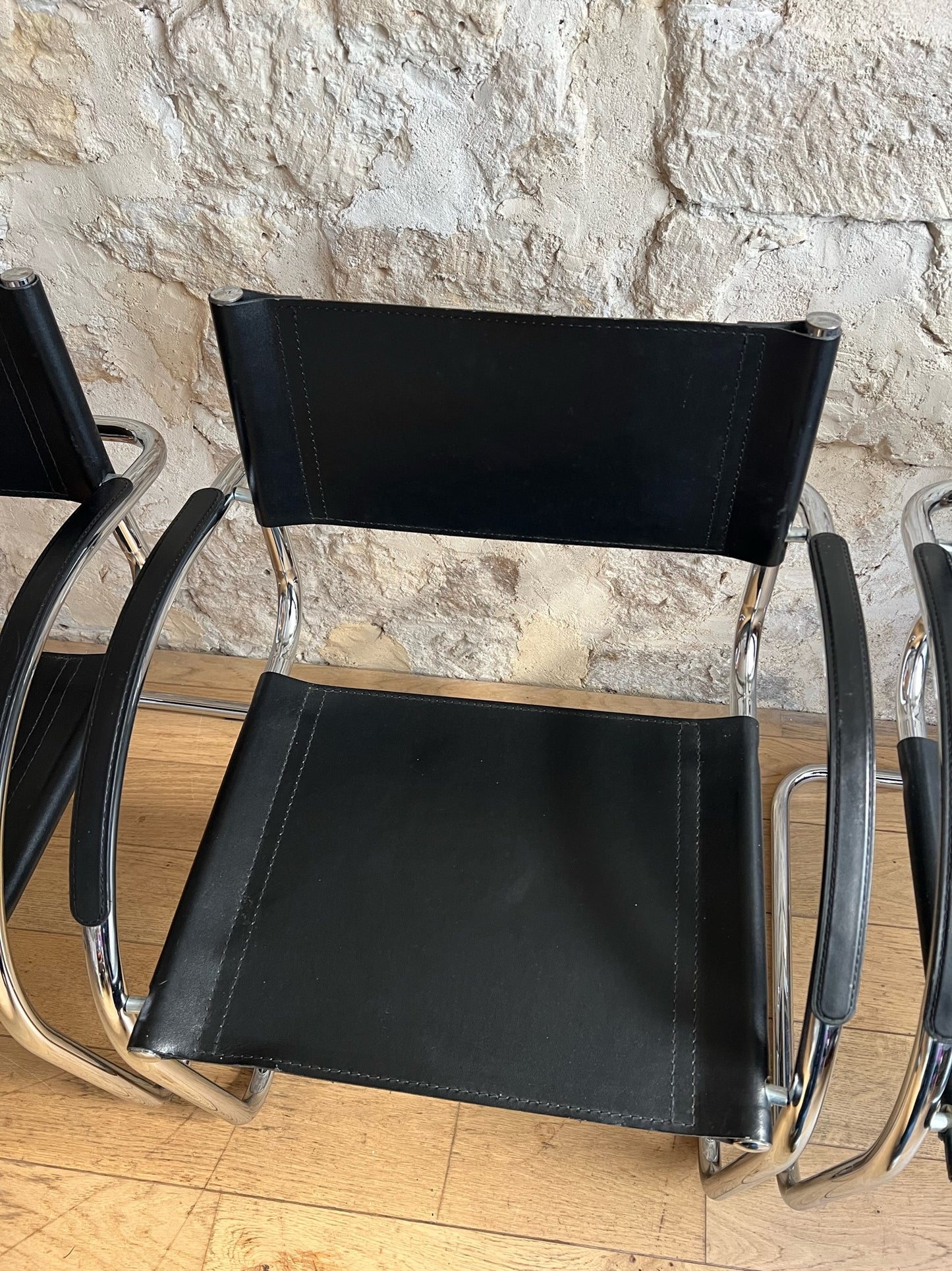 fauteuil en similicuir noir style Mart Stam