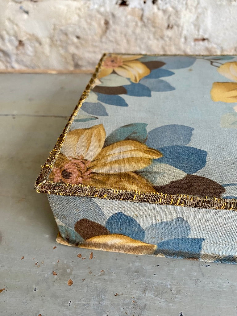 boîte en tissu bleu