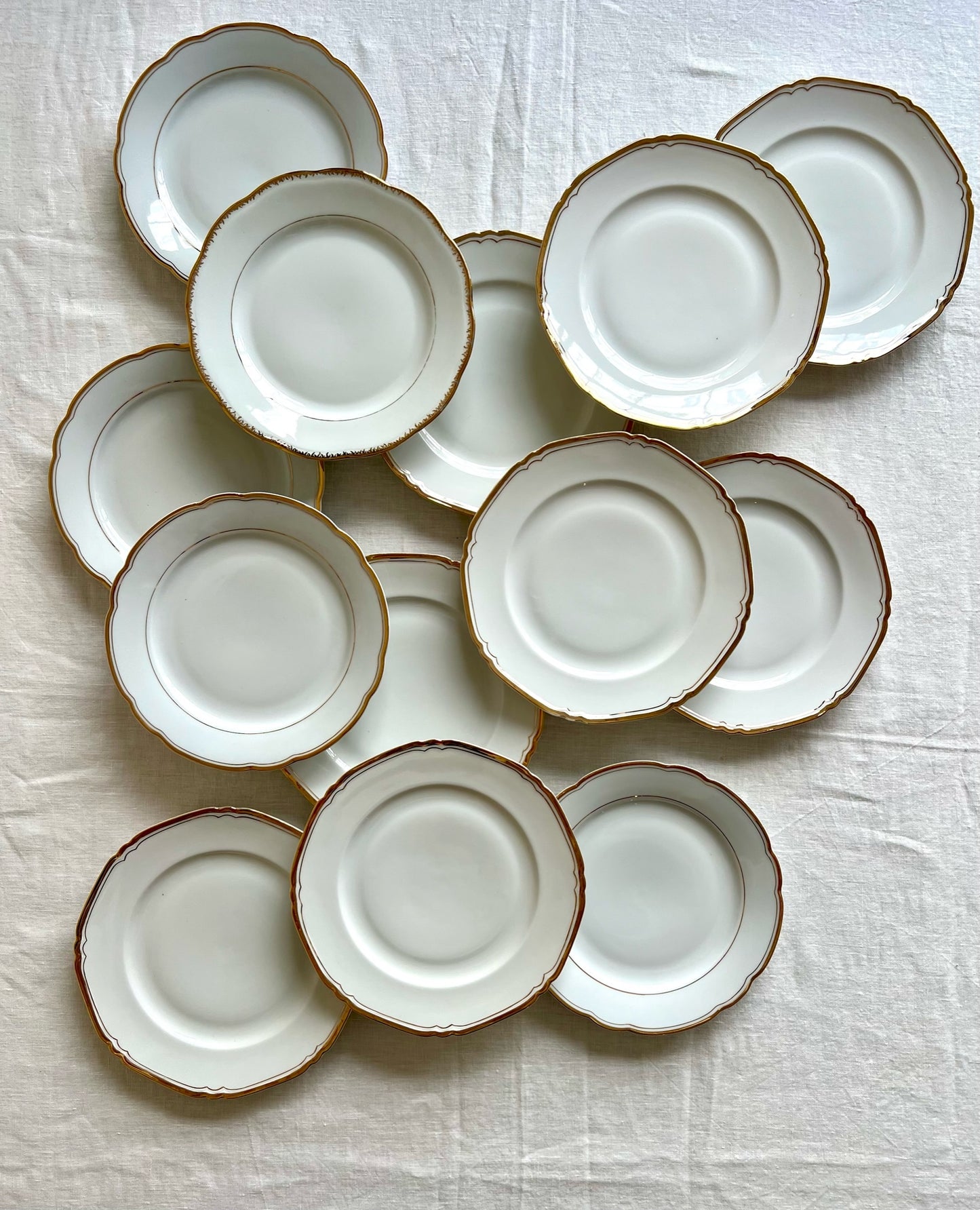 12 assiettes à dessert en porcelaine