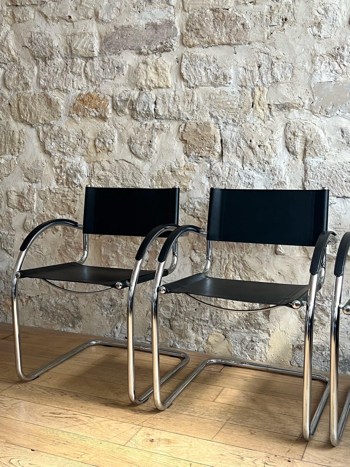 fauteuil en similicuir noir style Mart Stam