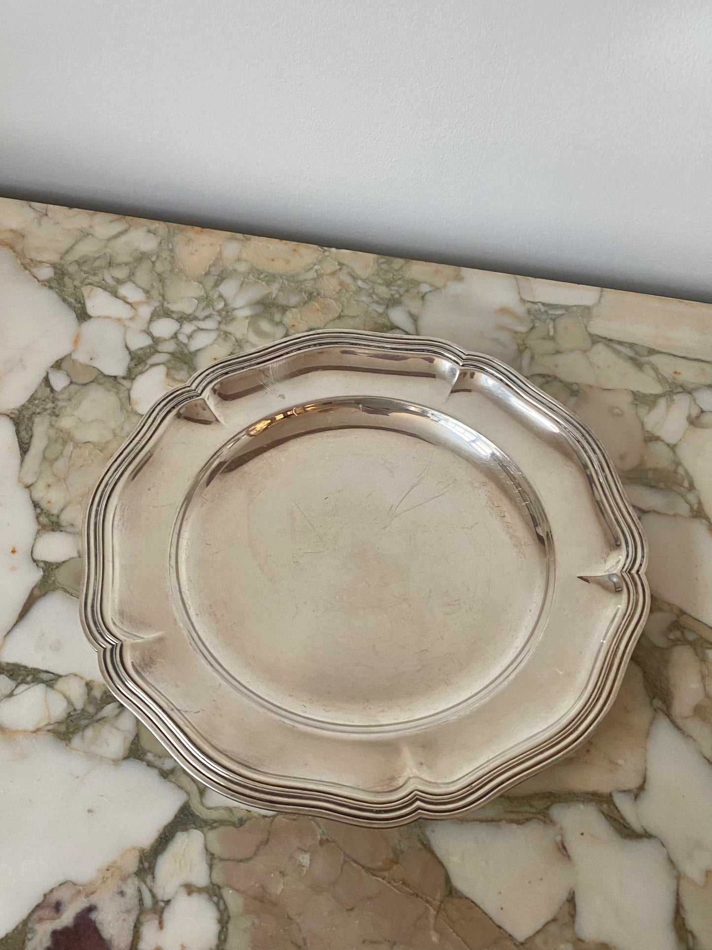 plateau rond en métal argenté
