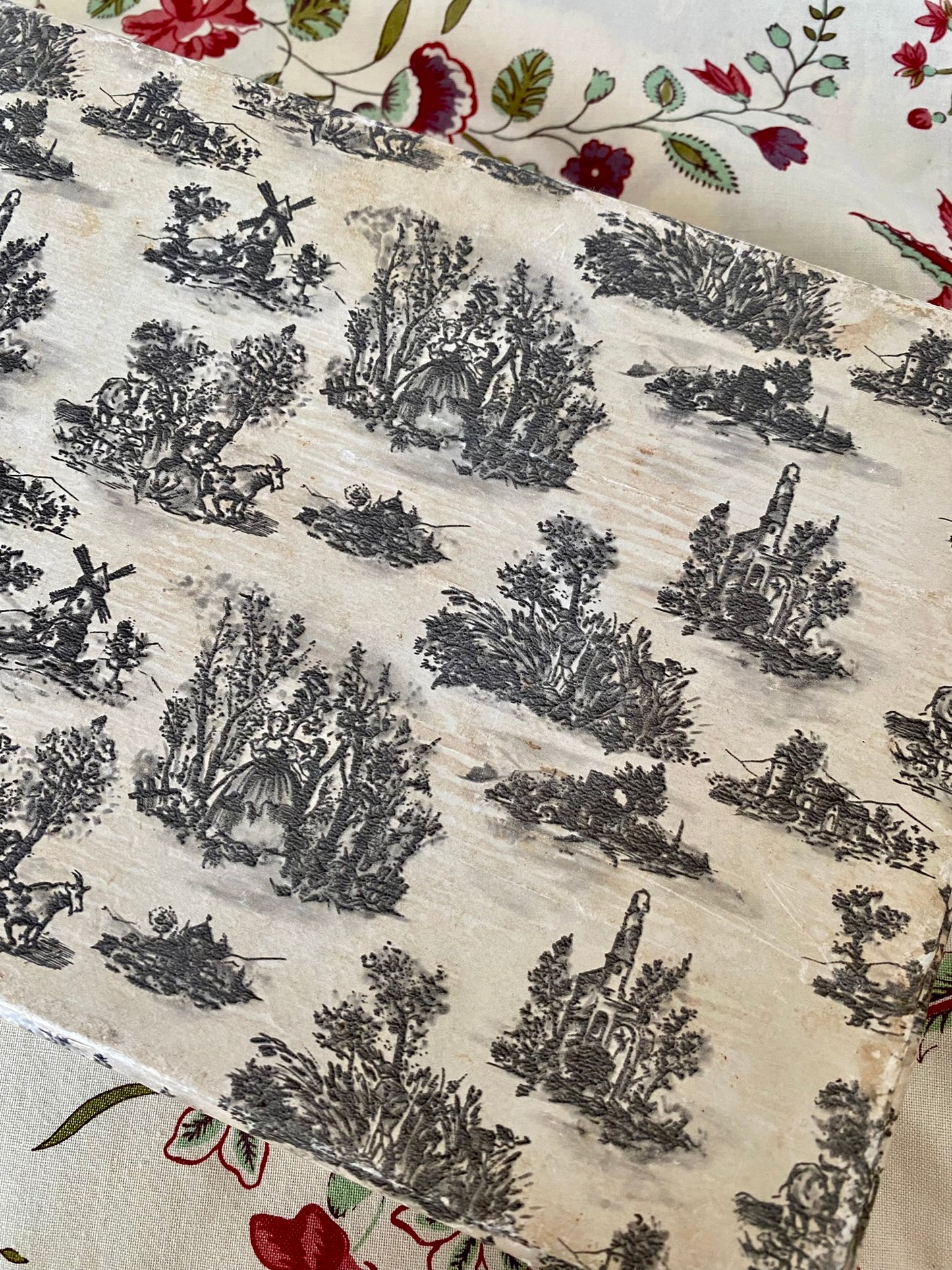 grands couteaux en métal argenté