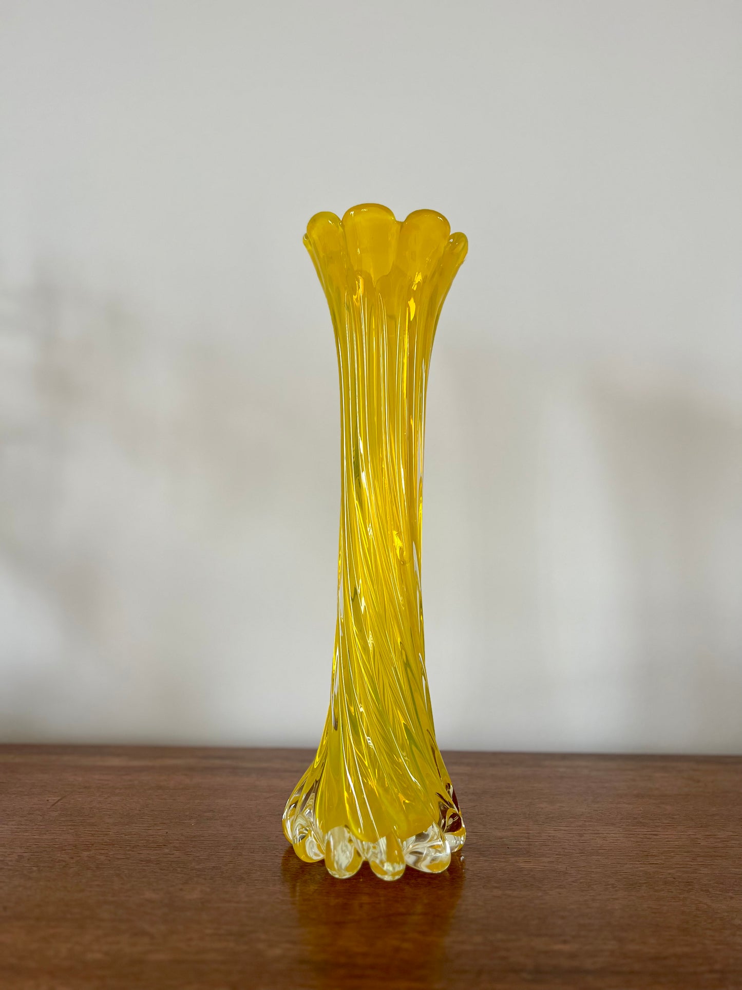 vase soliflore en verre jaune