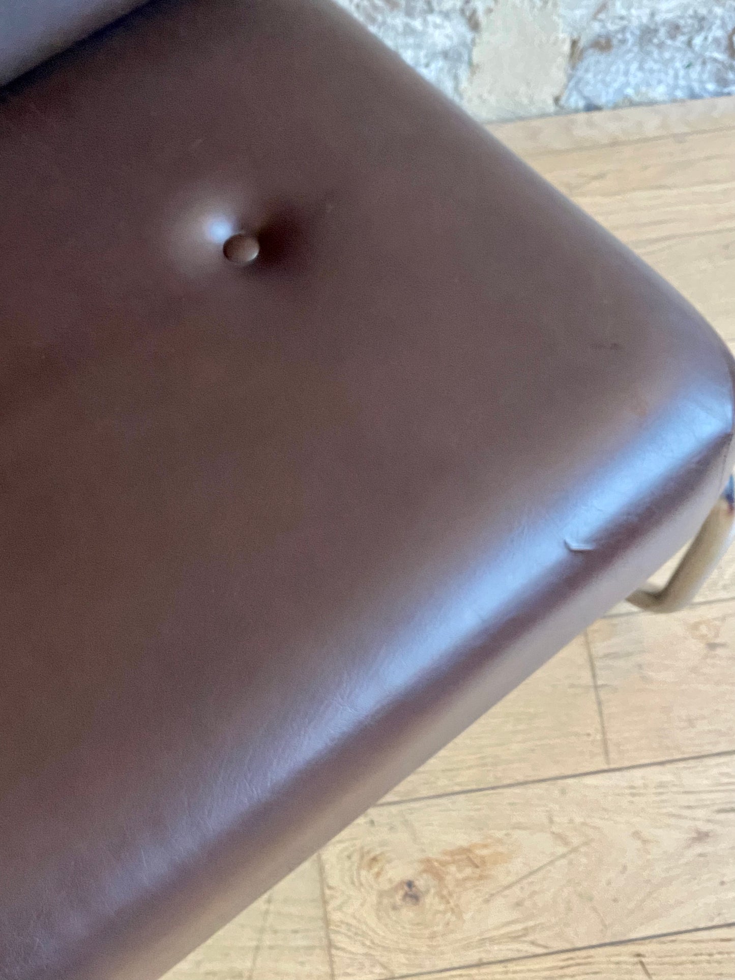 fauteuil en similicuir marron